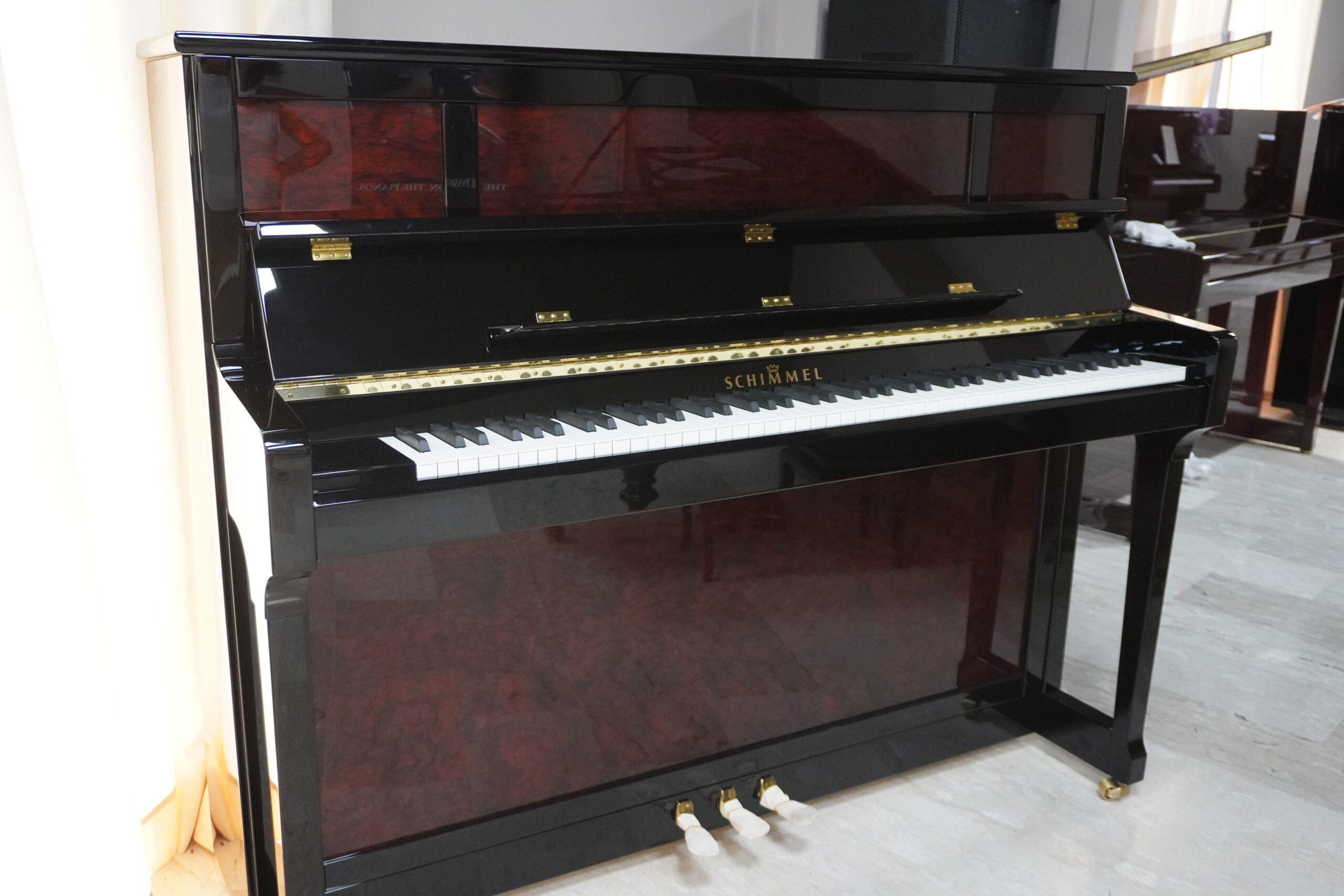 Klavier Pianoforte vertcale C 121 T-5 Prestige schwarz poliert/Bubinga-Rollen Tradition Prestige - immagine 2